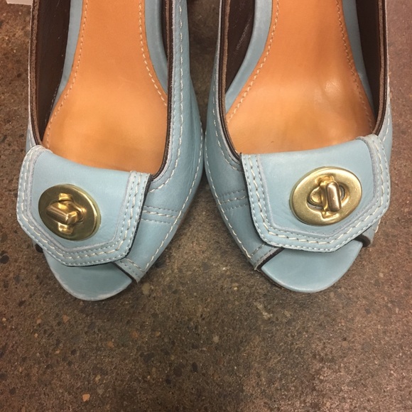 Coach Blue Leather Turn Lock Heel - size 5 - Picture 2 of 8